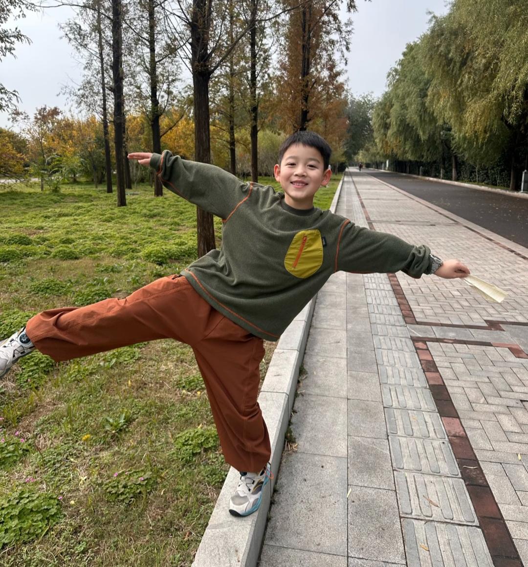 邻居家儿子是警察
在执行任务的时候不幸牺牲了
儿媳妇实在是受不了也走了
留下一个