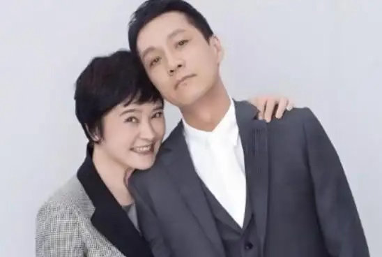 演员冯远征坦言，四十多岁时突然后悔丁克，便和妻子梁丹妮诉说心事，妻子悄悄前往医院