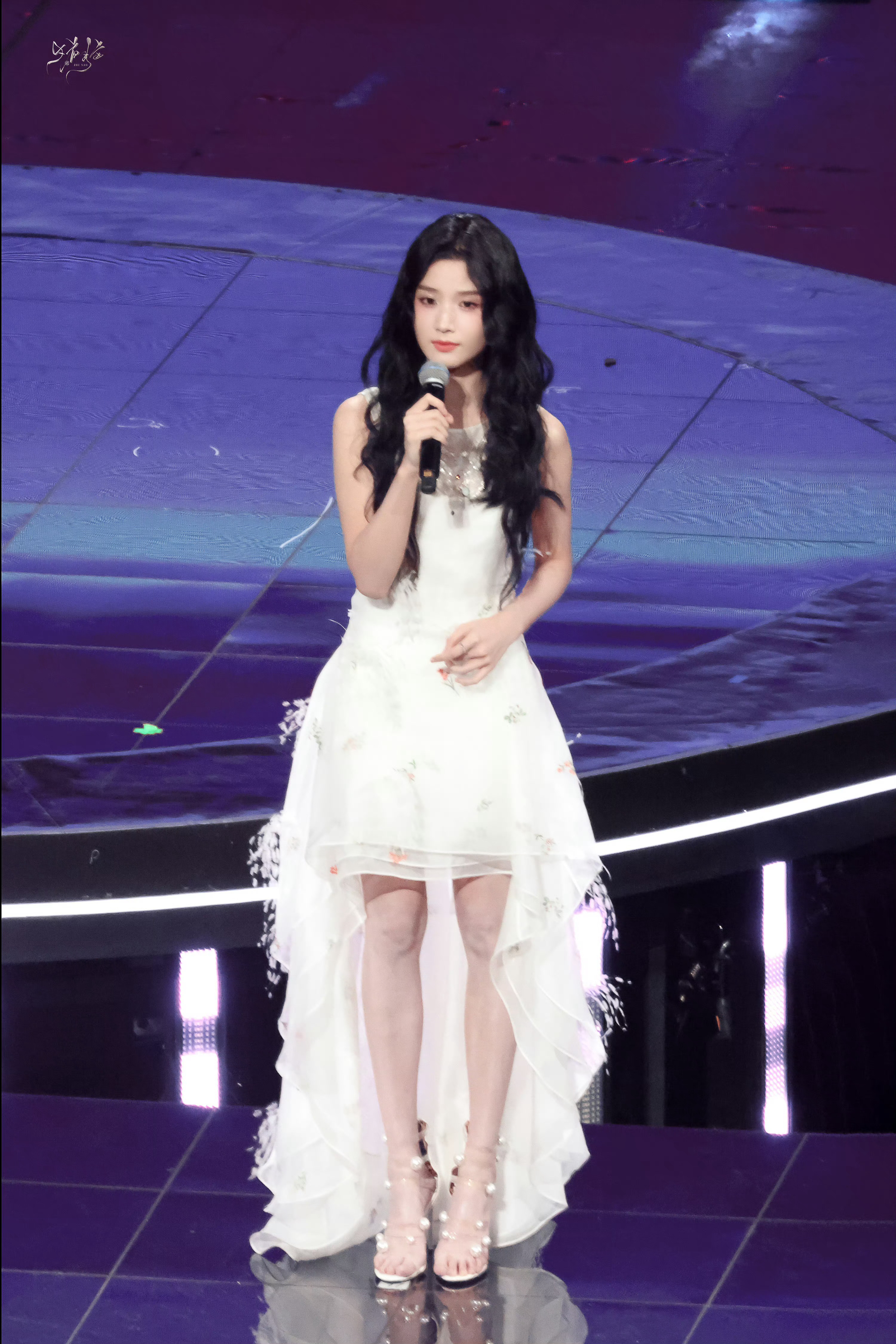 卢昱晓东方卫视跨年