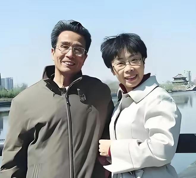 50岁北大才女蒙曼，终究没逃过老父亲临终的含泪催婚！老人拼尽最后力气哀求：干得再