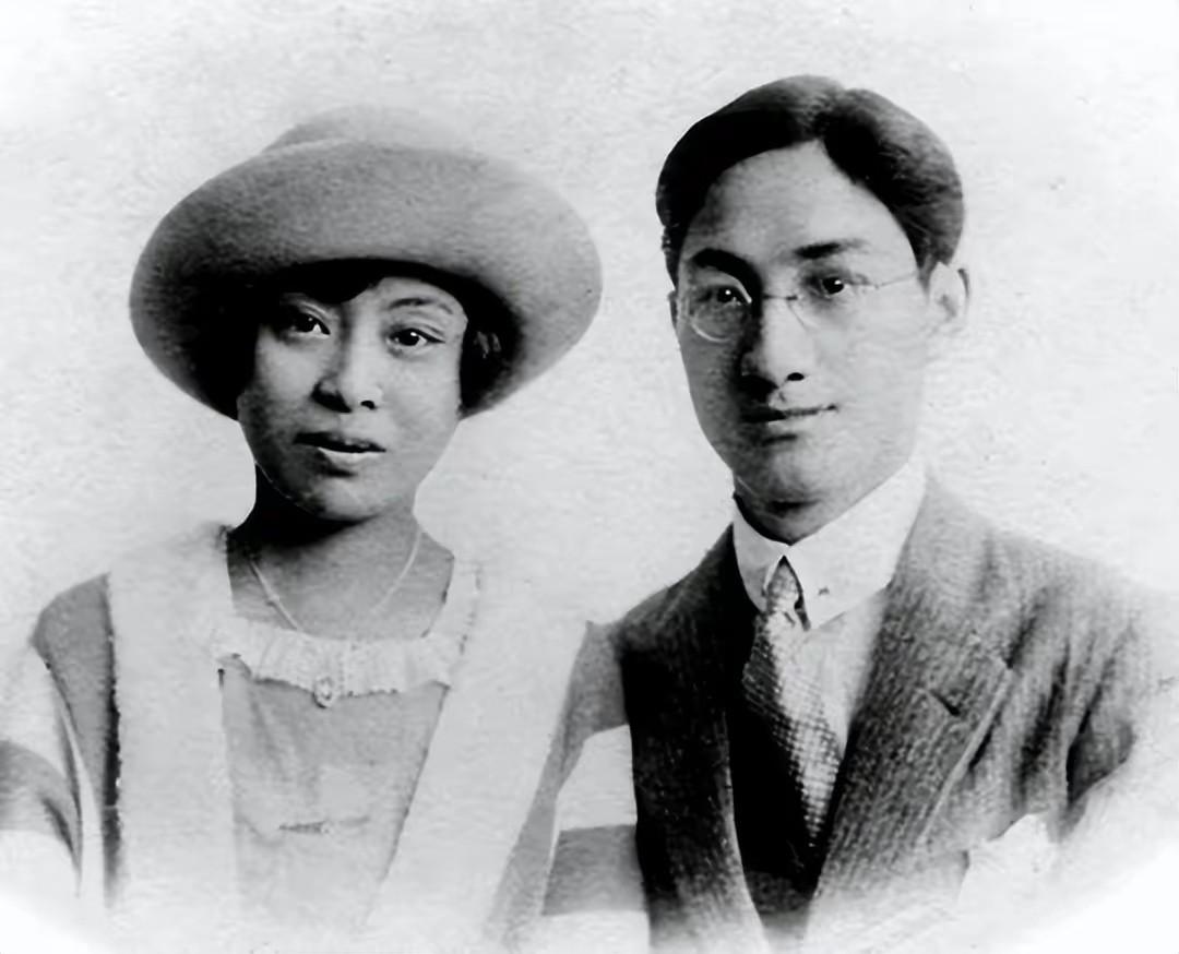 那年，徐志摩母亲病重，却求助张幼仪，张幼仪愤怒的喊道：“你的妻子是陆小曼！”徐志