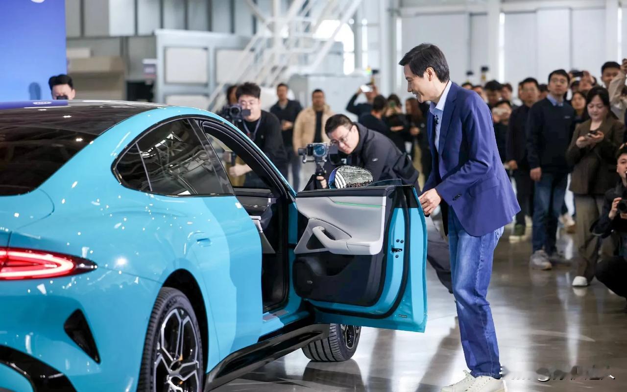 小米的第一辆车势头真的挺猛的，抛开这么多年产品累计的米粉愿意支持的因素，还有这车