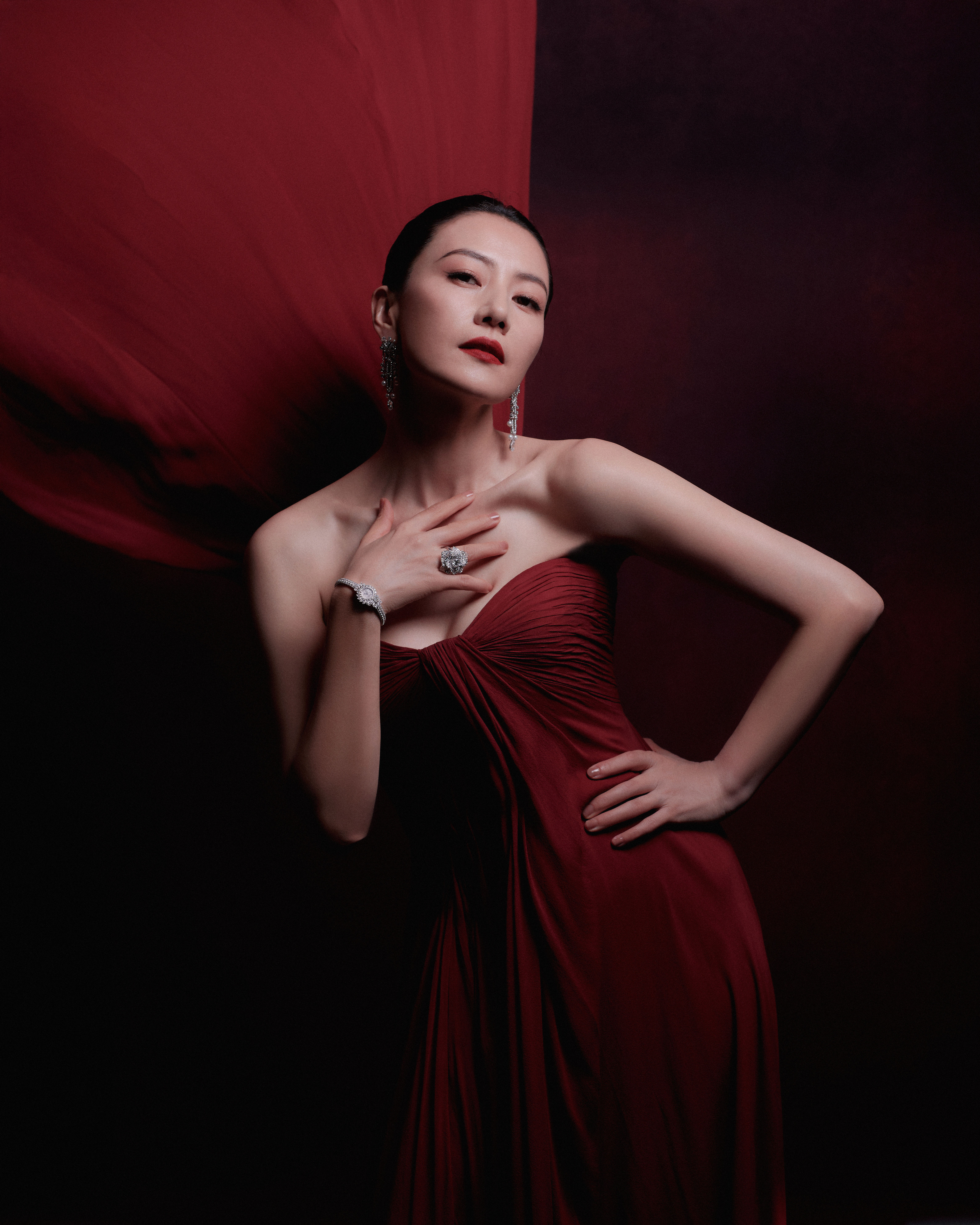 迈入新作《森中有林》的宣传期 ，高圆圆昨天也有出席北京国际电影节开幕式 ，红毯造