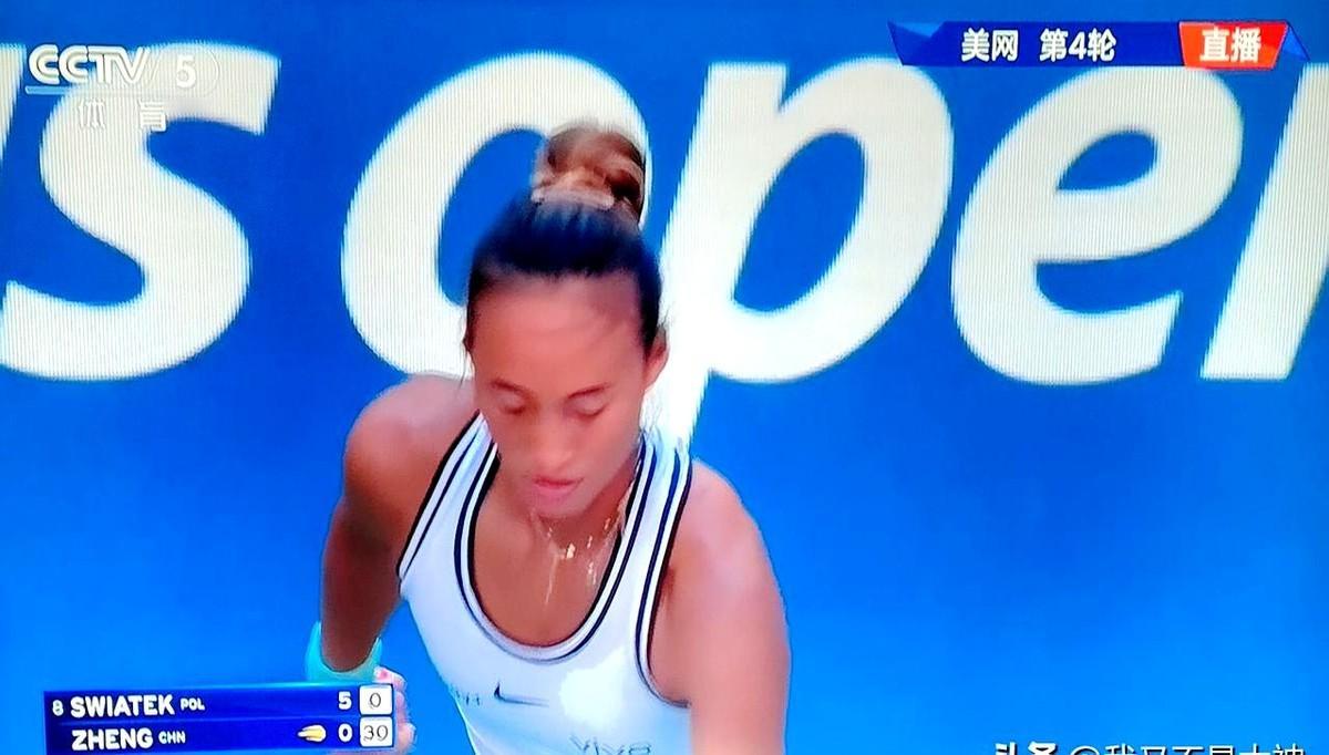 0比5落后，对手手握三个盘点，比赛似乎已经结束了。

但郑钦文没答应。她只是默默