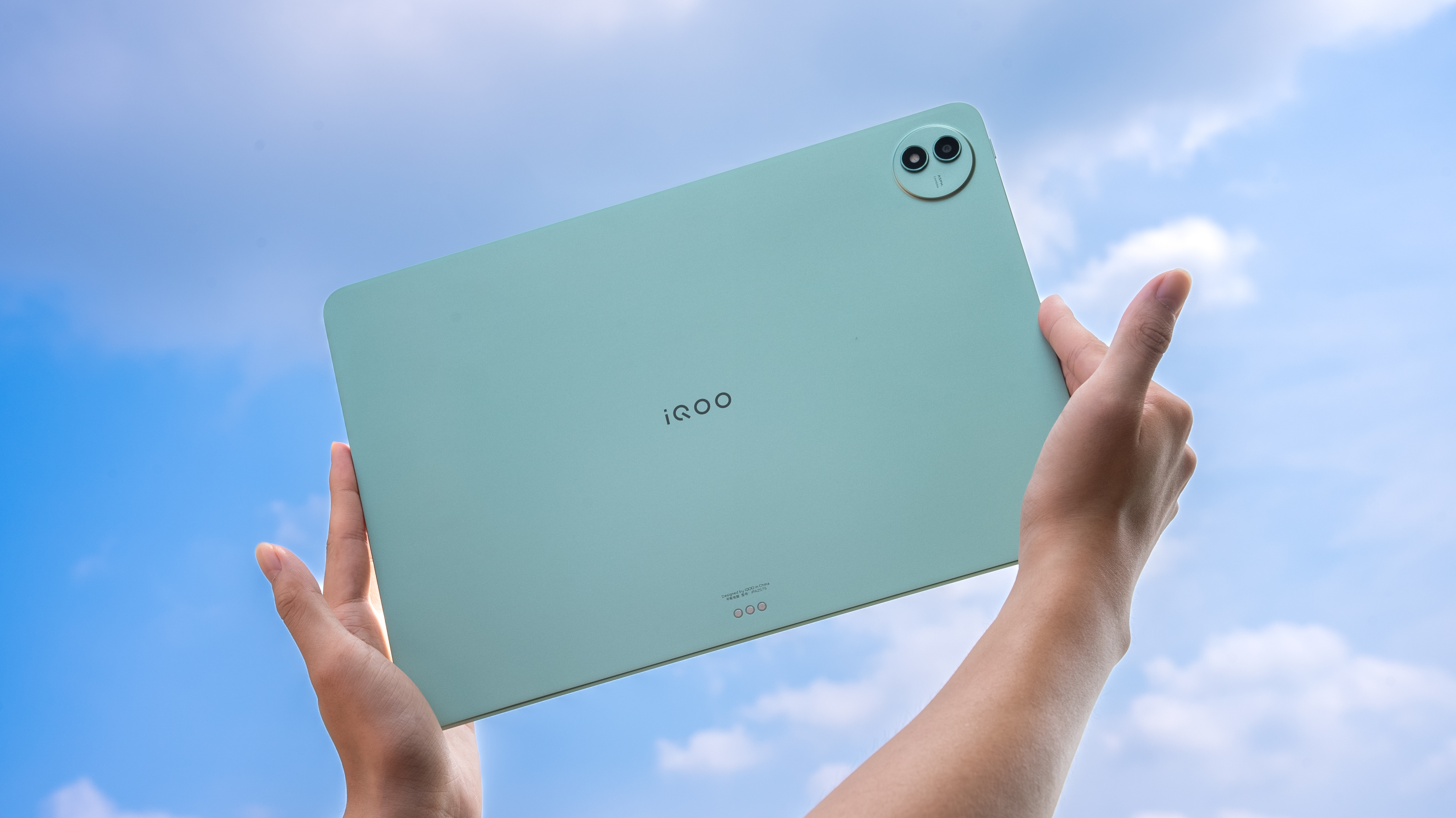 给大家看看这次的iQOO Pad5Pro，我拿到的是iQOO经典的曼岛配色，接近