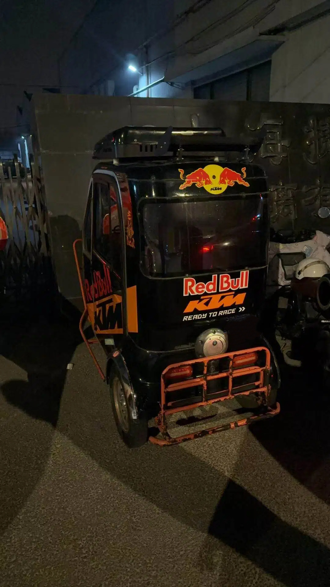 朋友在路边看到的，这台老头乐有点东西～