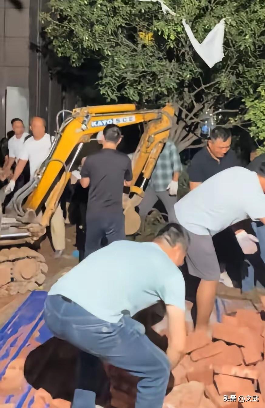 长沙这个小区半夜上演“搬砖大战”，开发商拆的墙，业主5小时就砌回去了
开发商晚上