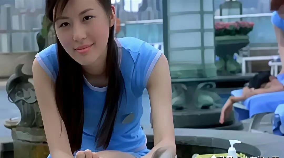 2004年，香港。
一部惊悚片里，藏着田朴珺最惊艳的颜值巅峰。
很多人只记得她叫