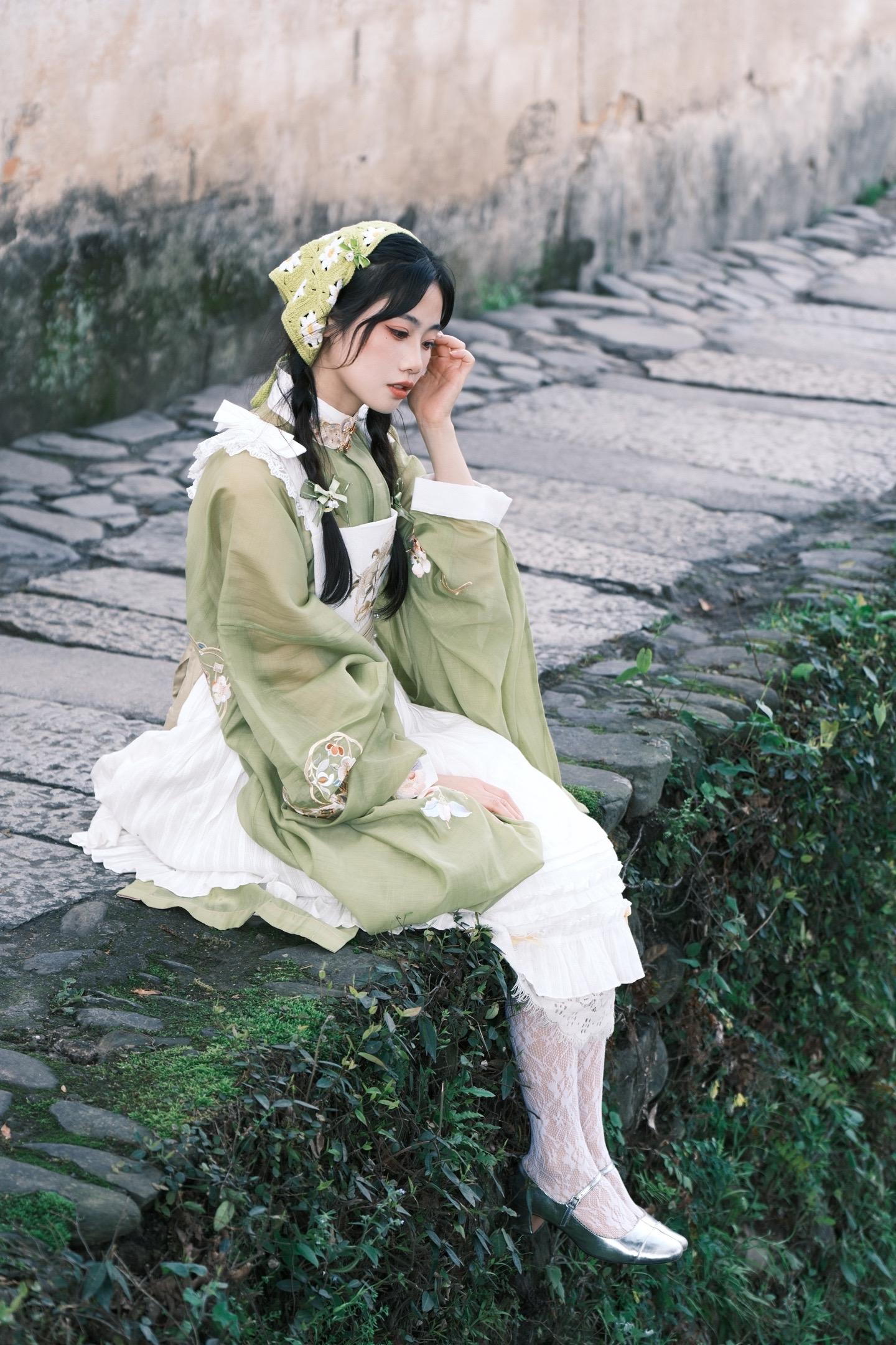 一生痴绝处，无梦到徽州。📍：宏村古镇
📷：富士XT5➕XF50-140mmf2.8
💄：汉服➕洛丽塔混搭～洋汉折衷
🧚🏻： 
🔖：“青砖小瓦马头墙，回廊挂落花格窗”～阴雨天的皖南古镇和富士胶片真的是绝配～
📸：胶片模拟：NC滤镜 
         颗粒效果：关   彩色FX蓝色：强
         色彩效果：强   色调曲线：H-1 S-1
         色彩：+1  锐度：0  白平衡：R-3 B+2
洋汉折衷