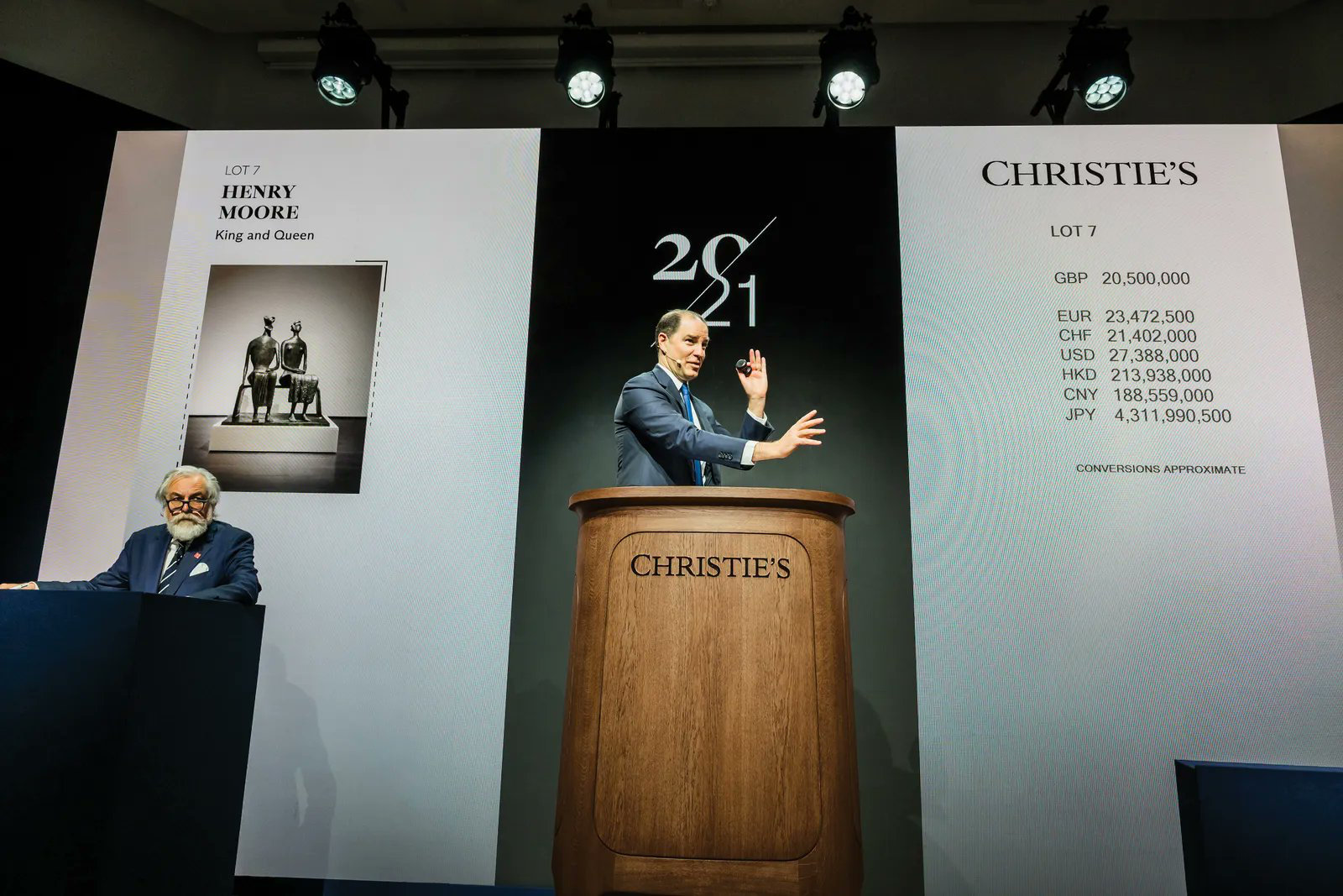 Jony Ive（LoveFrom ）新作：佳士得拍卖桌。橡木材质，我第一时间想