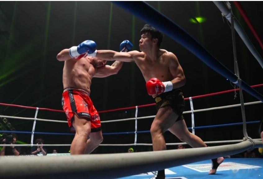 K1GP2024,冯瑞和马查多这个比赛，裁判这个介入中的踢倒读秒确实有点糟糕，裁