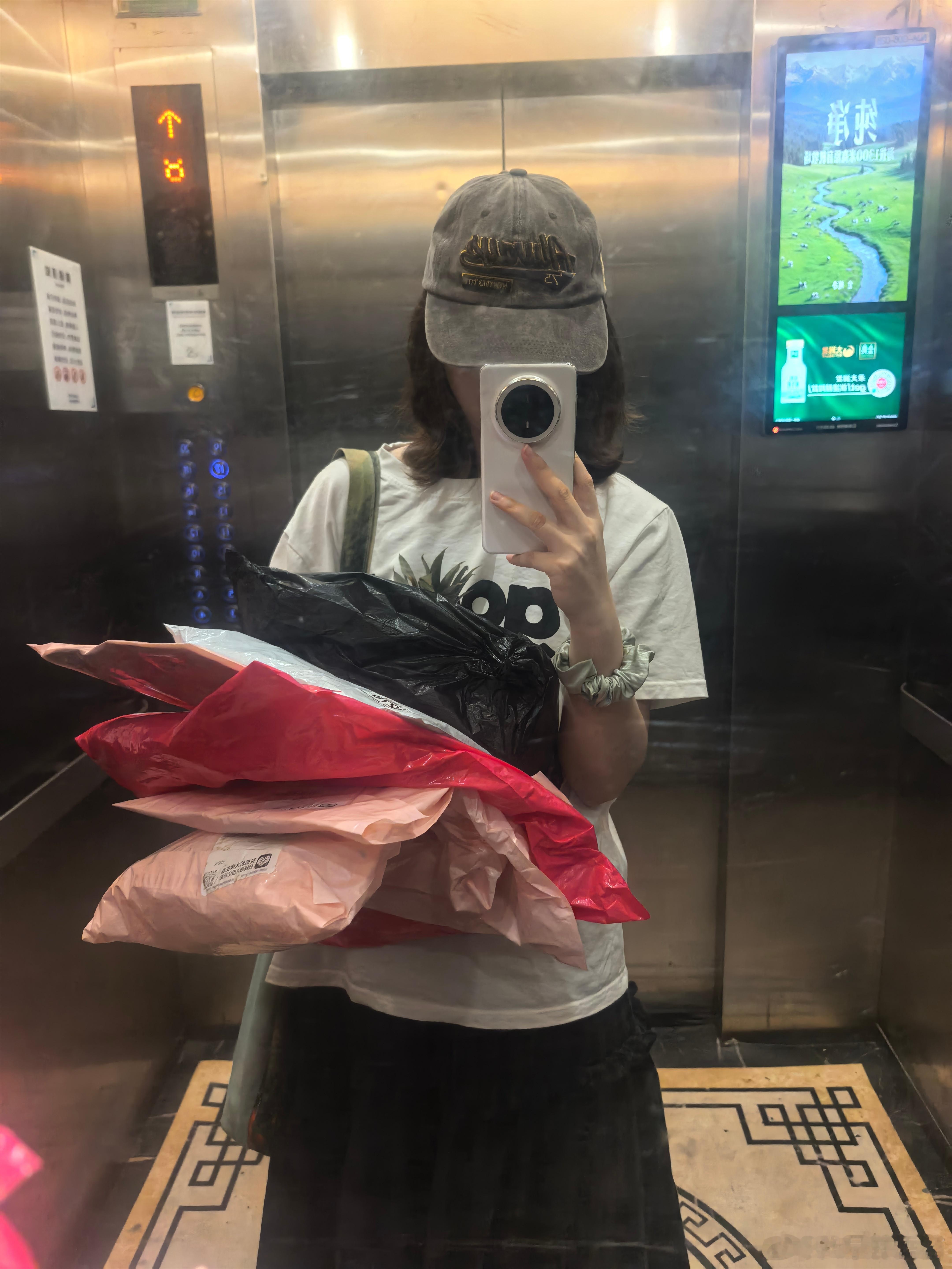 只是一个爱购物的小女孩 