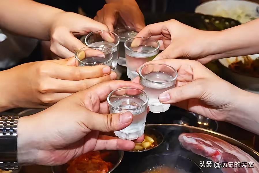 湖南长沙，女子在酒店房间醒来，发现自己与男同事赤裸地躺在一起。认为自己被男同事侵