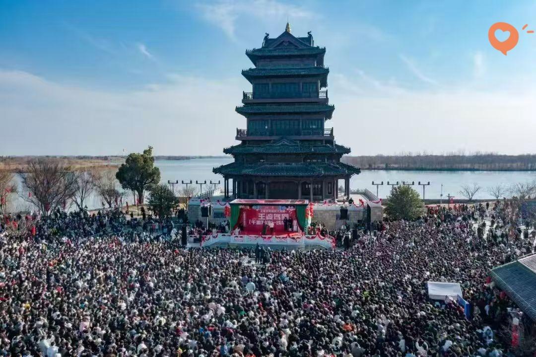 王婆来大纵湖啦！这相亲现场也太火了🔥
 
舞台被围得水泄不通，里三层外三层全是