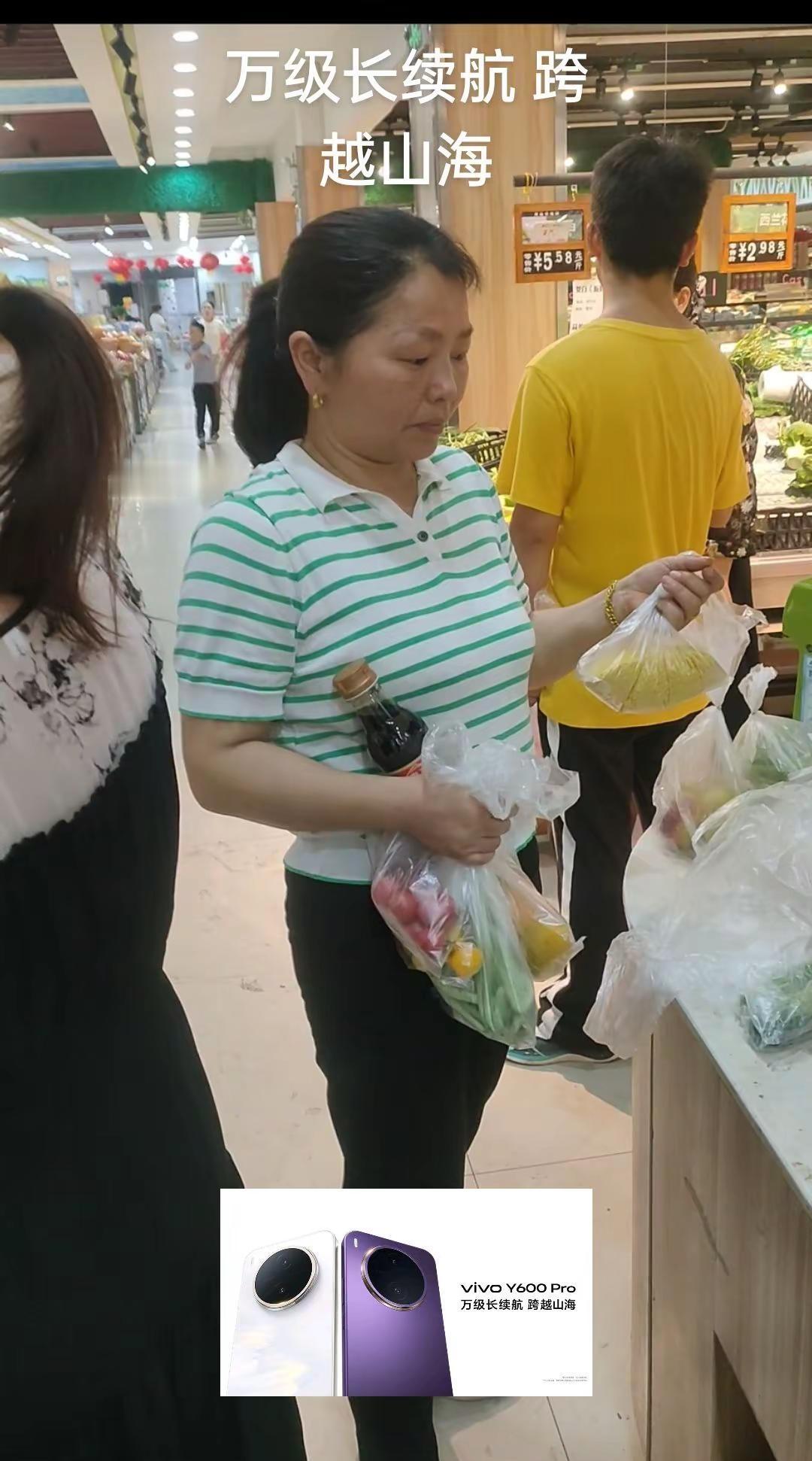 微胖韵味女人味十足的中年女人超市卖菜菜市场 @vivo