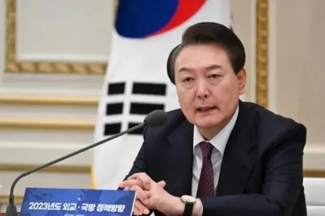 尹锡悦称中国要与韩国交往就得先遵守国际规则。韩国总统称韩国已经发展成全球中枢国家