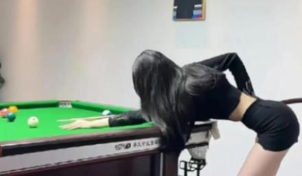 重庆，一男子点了一个美女教练陪自己打台球，打了整整一夜，早上付款的时候，男子却称
