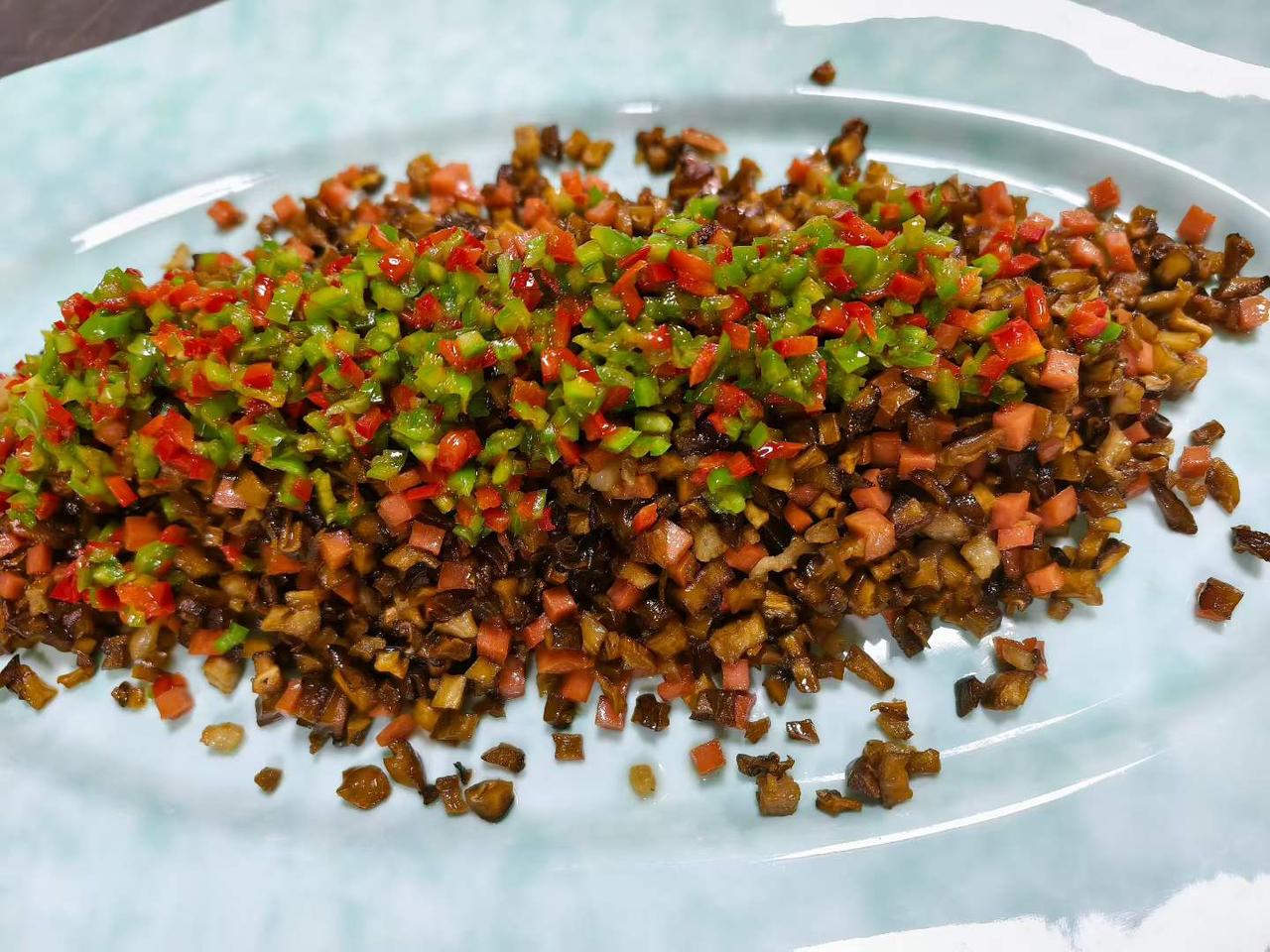天气还有点热，在帽盒山庄喝茶钓鱼之后，点上几道小菜，清爽可口，美食分享。
图文原