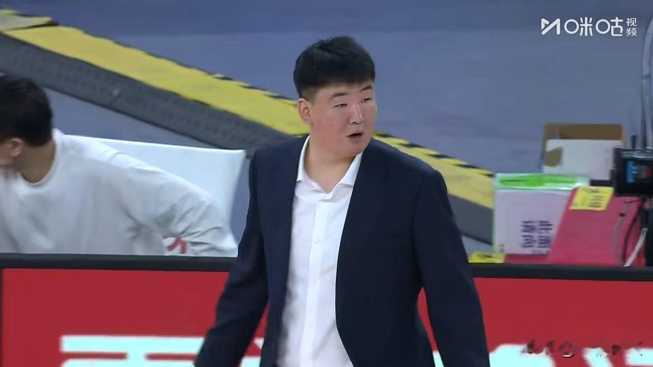 上赛季的深圳队和上海还能扳扳手腕，揭幕战惨败34分，完全不是一个层级的，并不是上