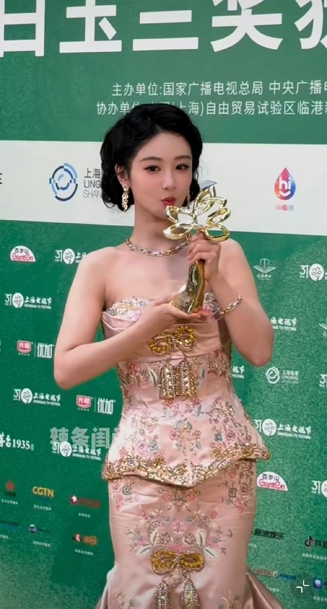 杨紫  杨紫亲吻白玉兰奖杯杨紫亲吻奖杯哈哈哈哈 这个杨紫完全萌物来的～ 
