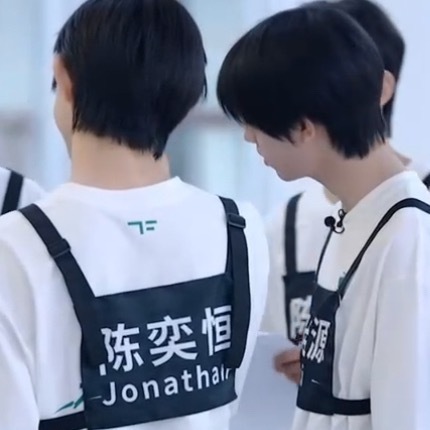 哼哼你怎么这么圆头圆脑的😭 