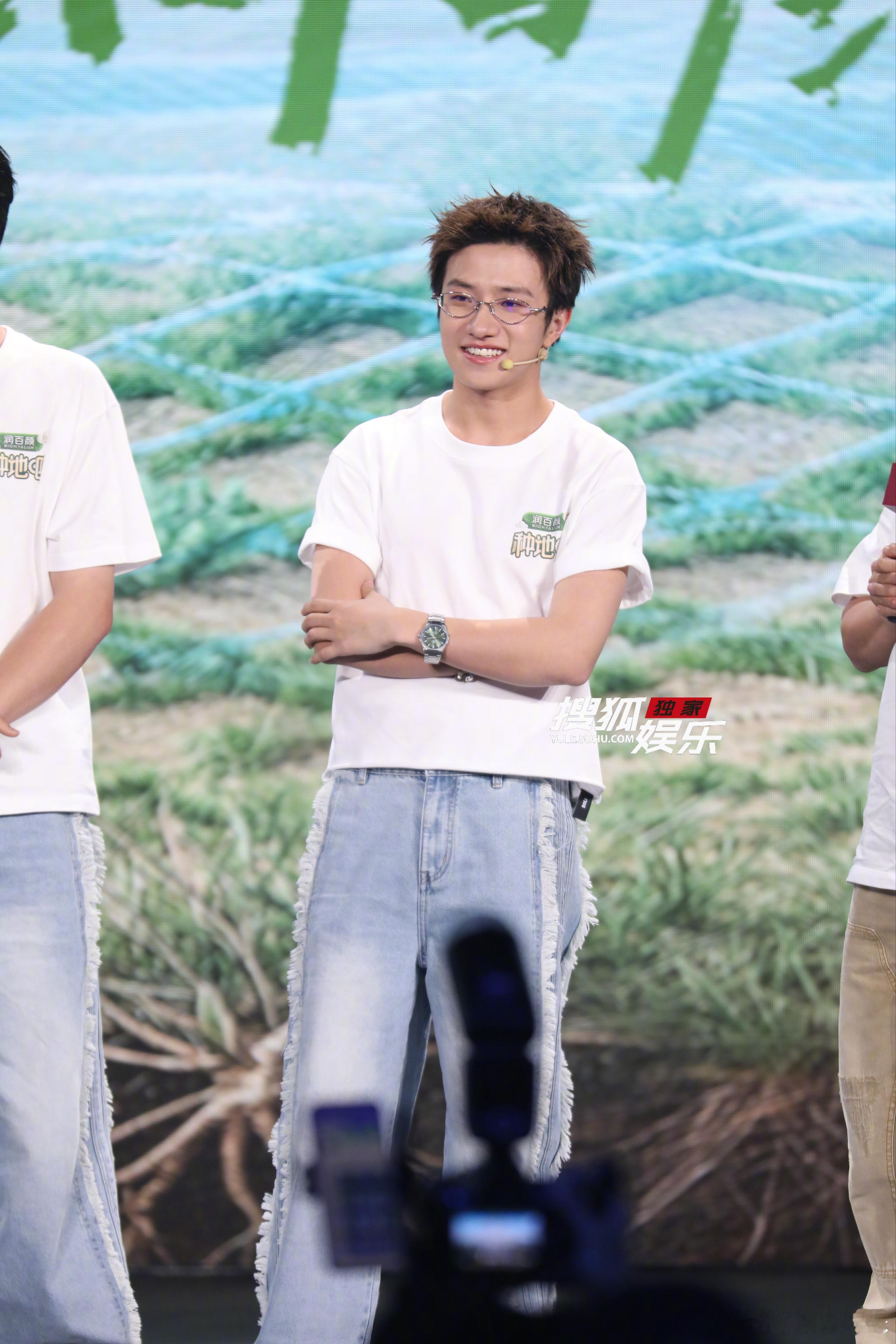 十个勤天李耕耘、卓沅、赵小童、陈少熙、王一珩今日品牌活动生图来啦，白T好清爽呀