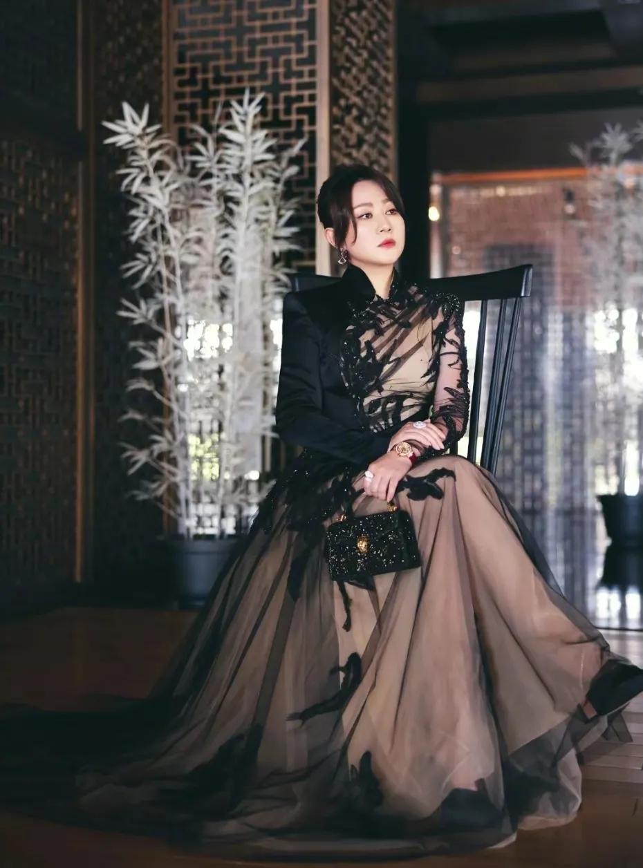 马丽一袭黑色新中式长裙出镜
真是美呆了！神秘高冷中散发韵味气质
并透着丝丝温柔，