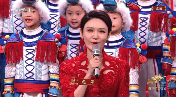龙洋大气沉稳马年春晚主会场，龙洋控场力满分！串场流畅利落，语态端庄又有温度，稳稳