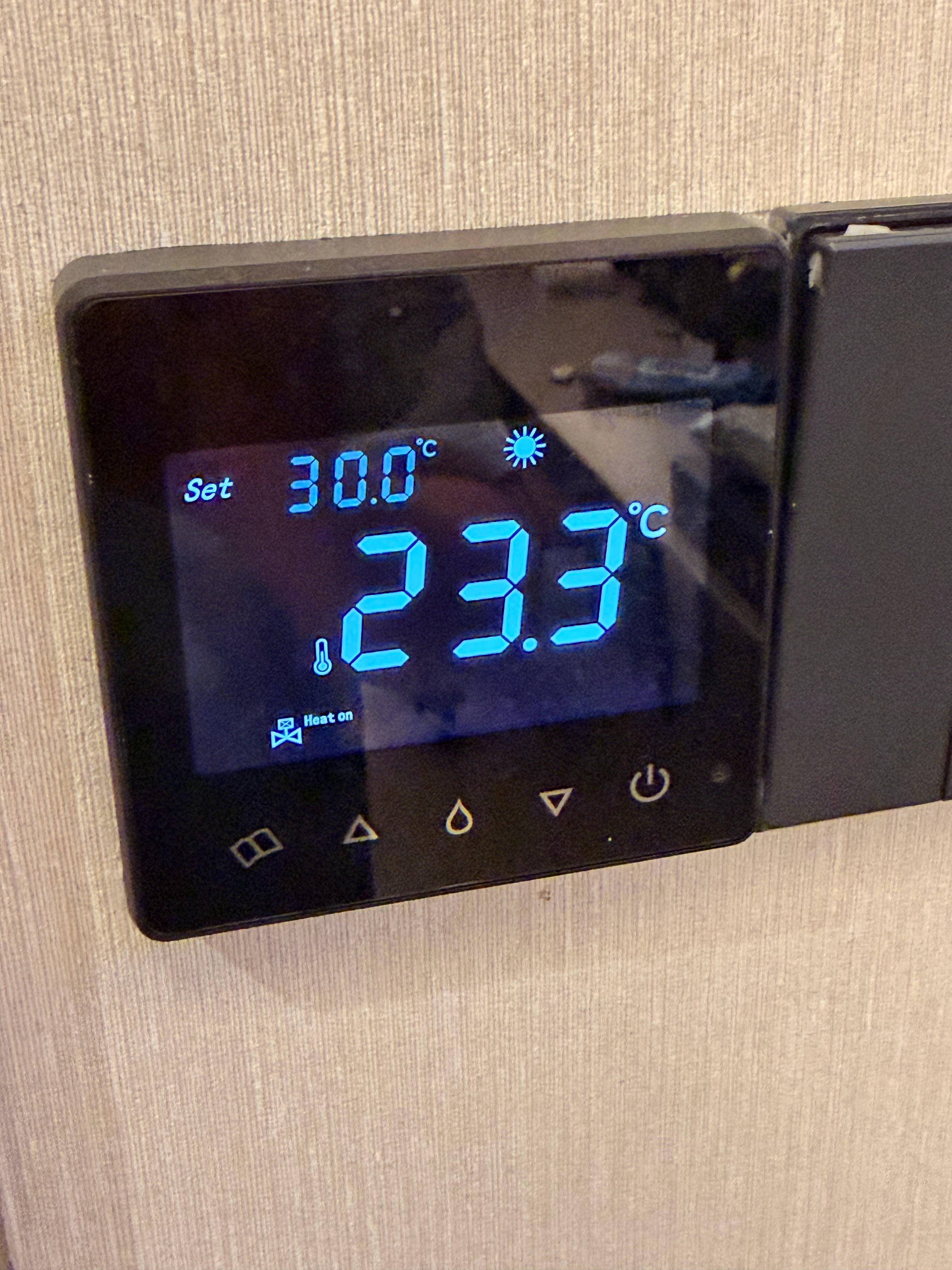 金茂系这房子都是所谓的恒温恒湿的，就是墙里面有软管过冷水和热水来实现制冷制热，而