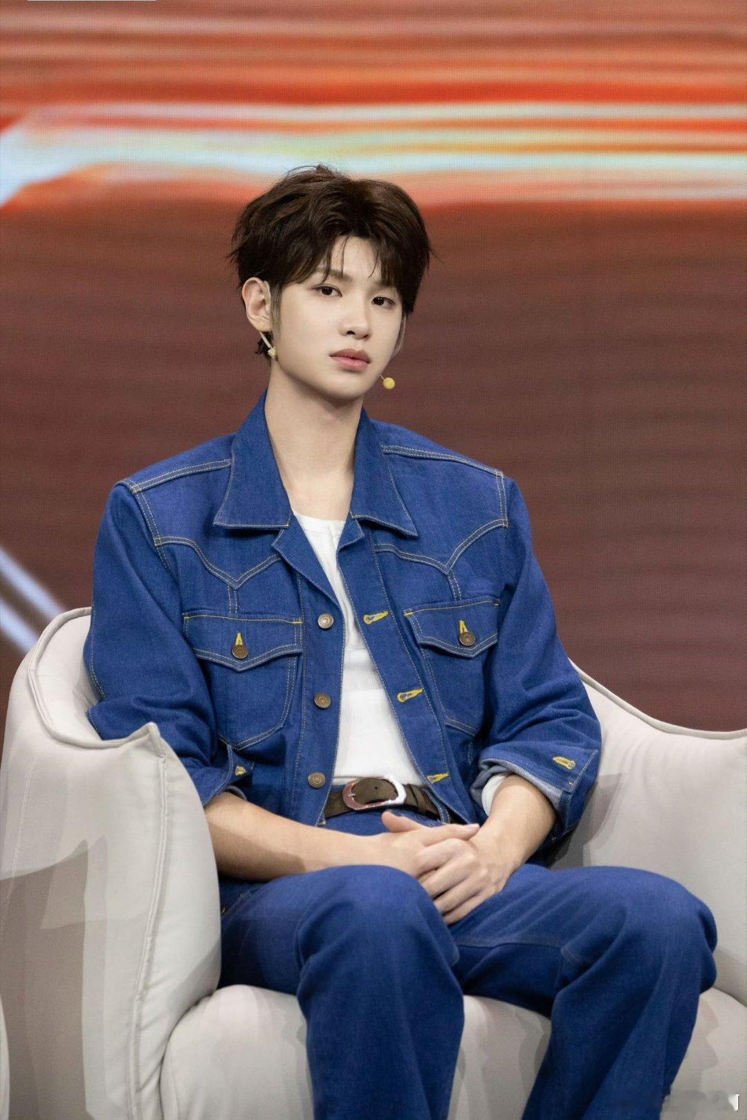 黄明昊 在 中从顽皮“魔丸”到暖心“护姐狂魔”，演绎的沈明辉让观众们津津乐道，演