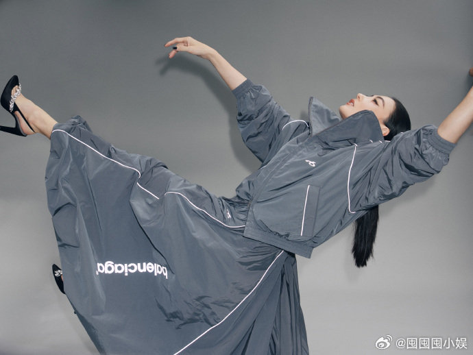 张柏芝时尚大片就这么权威张柏芝这组红秀登封，十年过去还是这么绝，连光影都在为她的