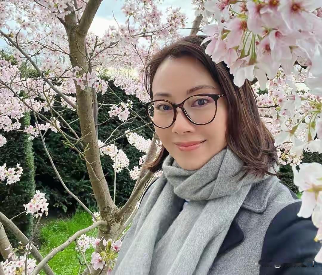 这位女星大家还认识吧？我对她的印象还停留在她那部非常优秀的电影作品《鸭王》，在我