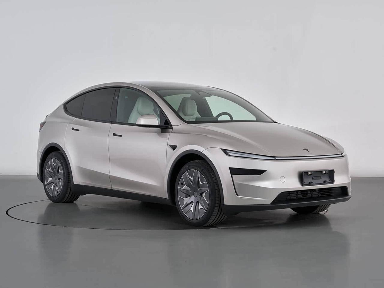 33.9万元起，Model Y L定位中大型SUV。主要变化点还是在于六座布局，