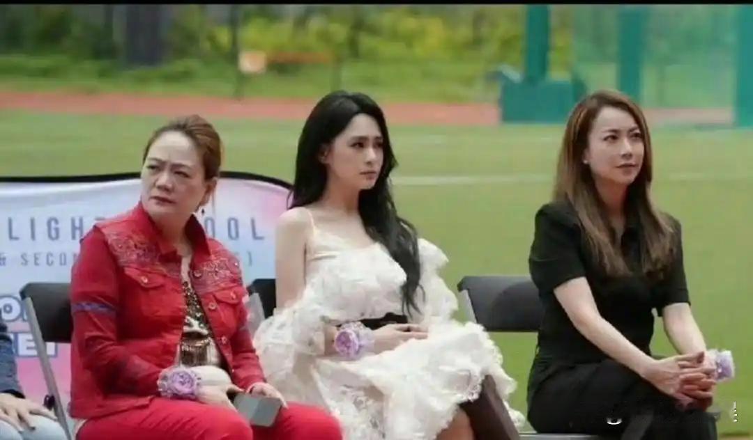 44 岁的阿娇又切换成瘦子，这脸好有型立体感十足，她是怎么做到胖瘦自如的 