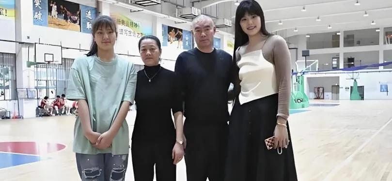 李月汝站上世界级赛场大杀四方时，没人想到她爹李洪伟曾是山西长钢一个烧锅炉的普通工