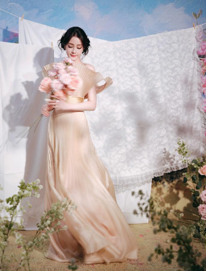 今天迪丽热巴拍摄了一组很美的大片，她这回搭配的像个春日仙子，美不胜收。

迪丽热