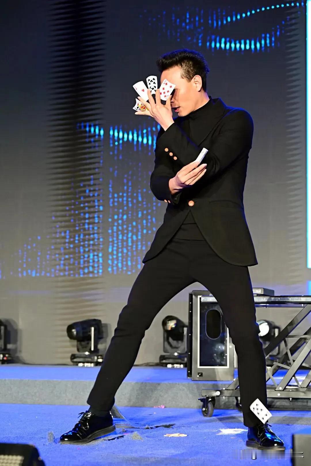 河南宝丰魔术师在洛阳表演节目。
曾多次参加河南、中央电视台春晚。