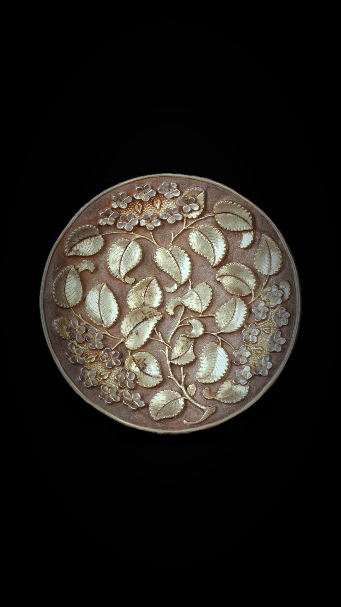 南宋·鎏金花卉纹银盘。世味年来薄似纱，谁令骑马客京华 小楼一夜听春雨...