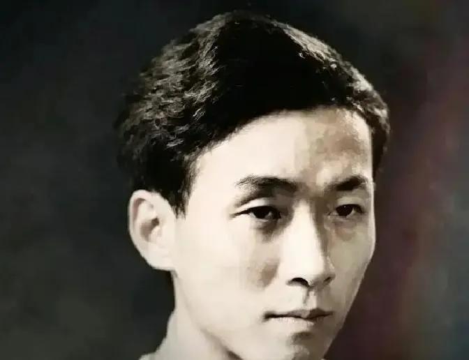 1978年，消失23年的前上公安局长扬帆在
劳改农场被找到。谁知，他竟然妻子和长