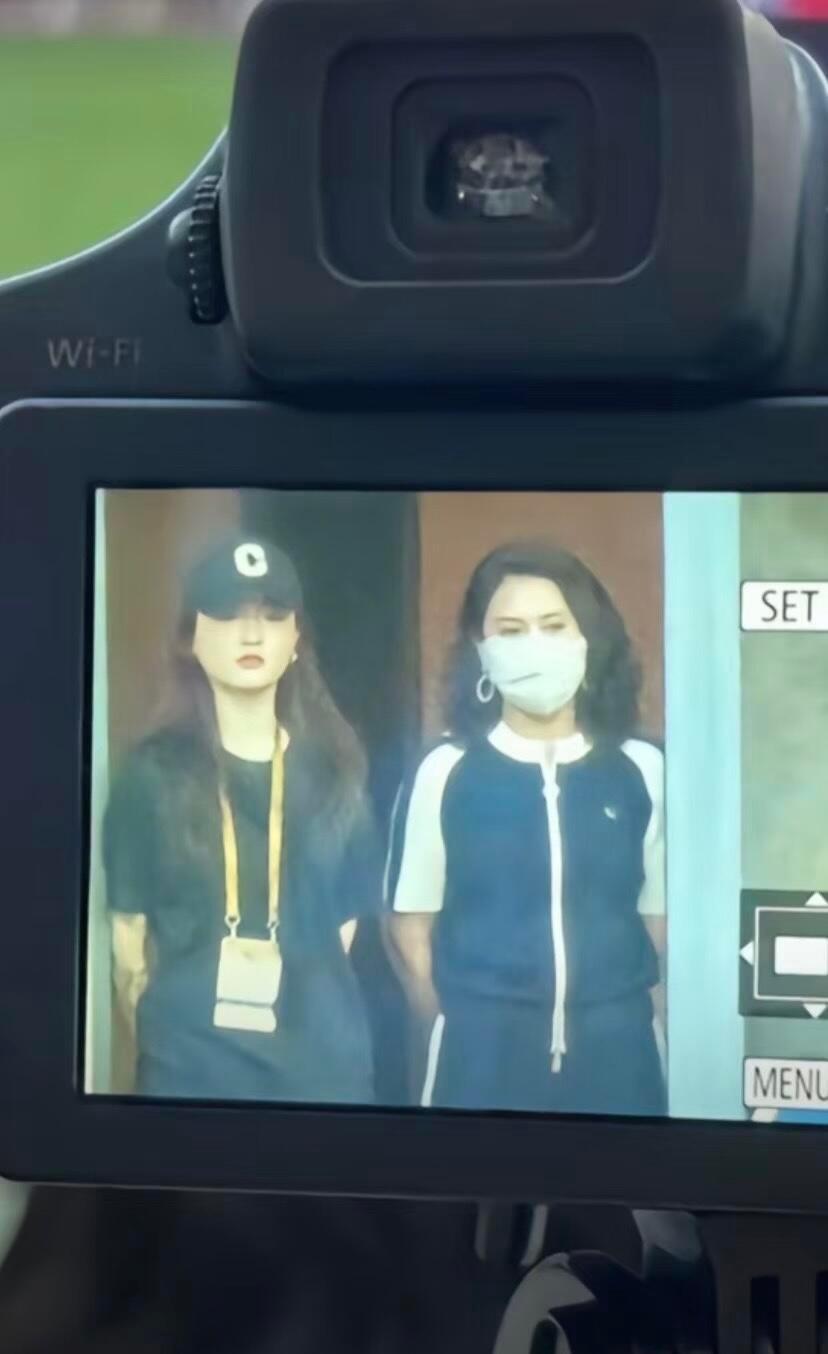 娱乐[超话]严浩翔妈妈姐姐去看了时代少年团演唱会严浩翔妈妈姐姐看时代少年团演唱会
