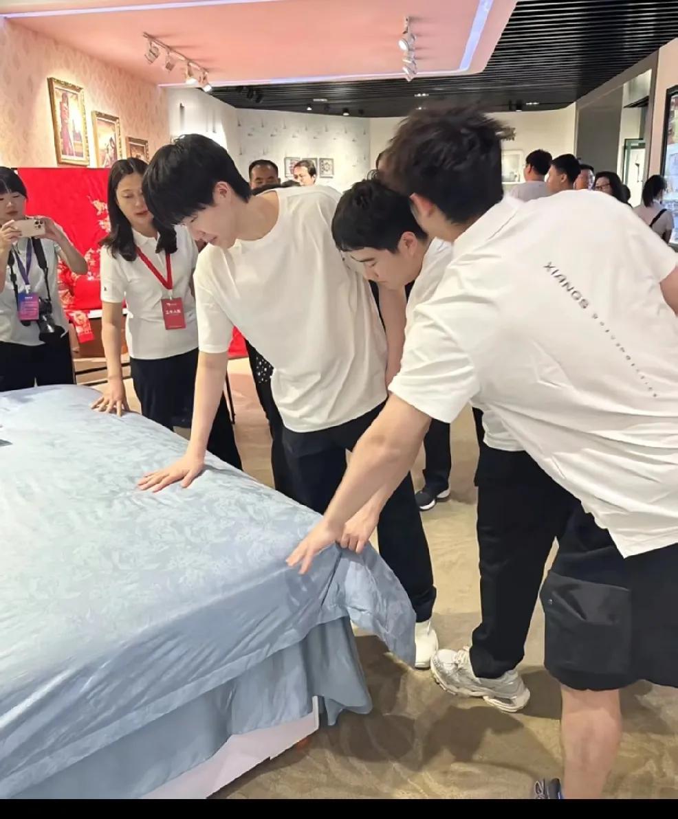 现在的魏桥双甜，
坐在一起笑起来都很甜，
哈哈其实他们都笑啦。
一起去魏桥总部参