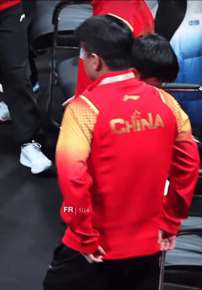 卧槽老爸主动伸手和老妈拍的 伸了半天老妈才理 俺不中了。。 