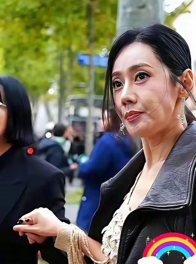 46岁的秋瓷炫，彻底撕下了中年女人的遮羞布飞机延误四小时，她刷爆丈夫的卡买东西，