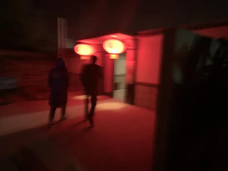 现在过年自办春晚成了一种新潮流。安徽阜阳储先生家18个家庭，每家出500元办家庭