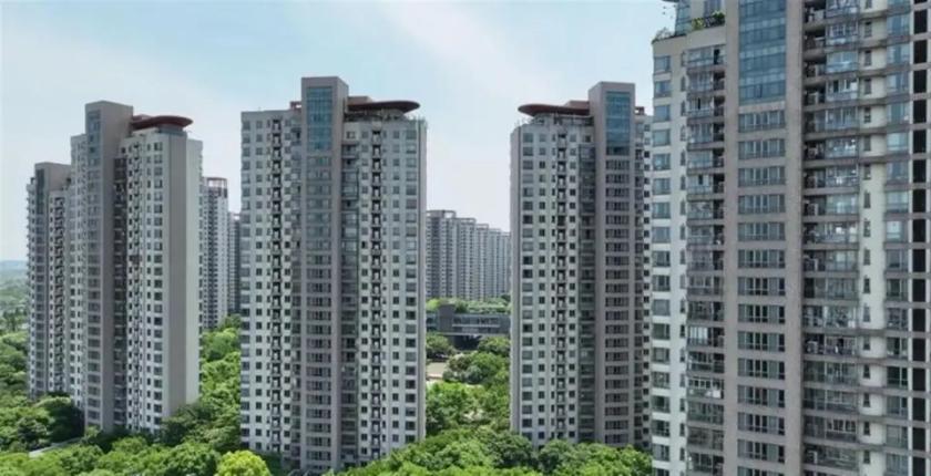 买房时都听过一句话：

“住宅70年，到了是不是房子就被收走？”

别自己吓自己