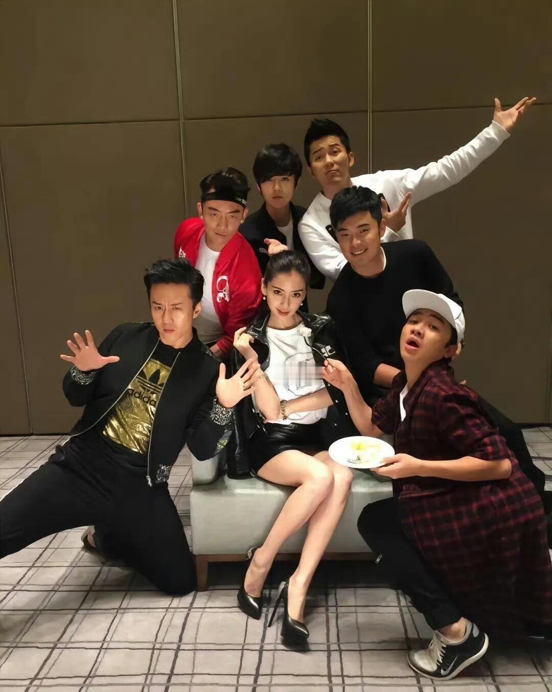 4月13日，李晨在社交平台晒出一张与Angelababy、郑恺、陈赫的合照，四人