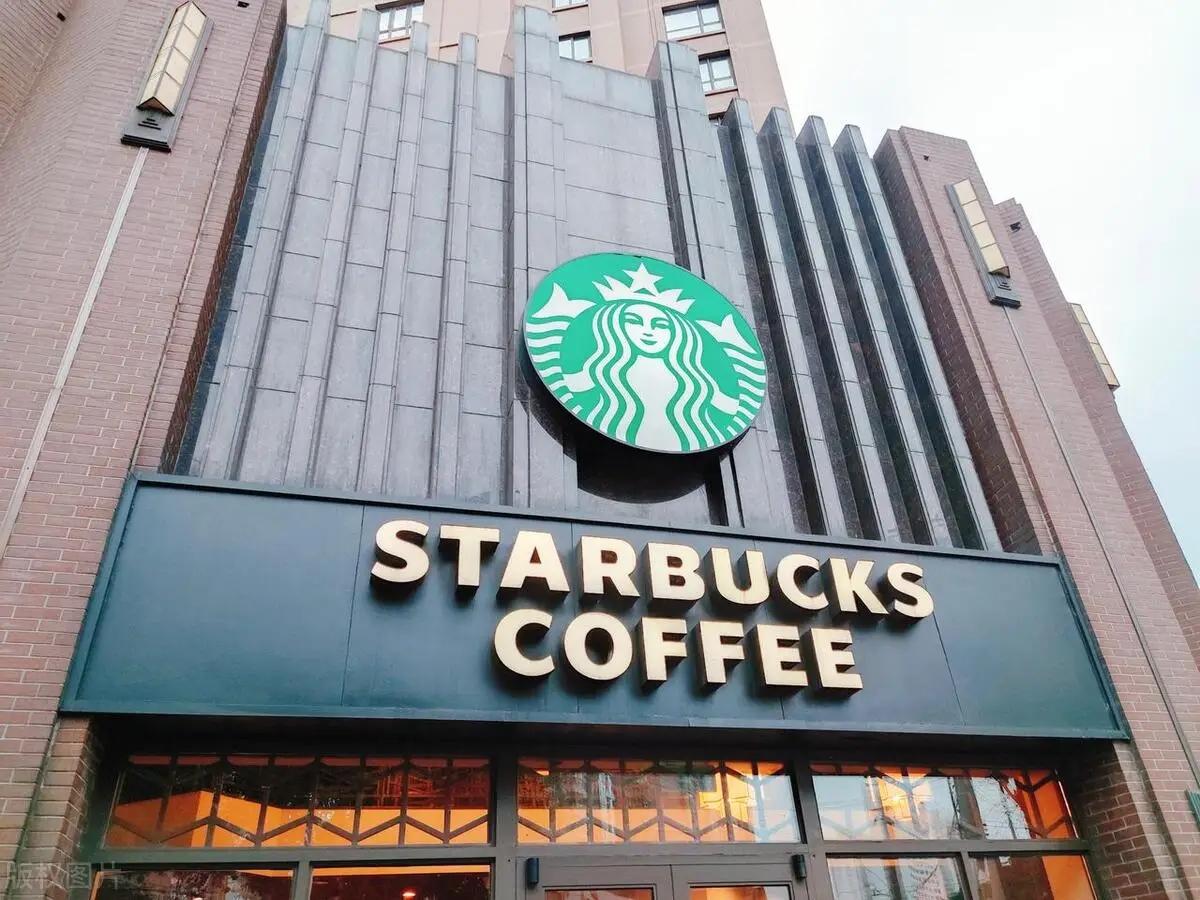 4月21日，星巴克中国就社交平台流传的“4月起全国分批开放加盟”传闻作出回应，明