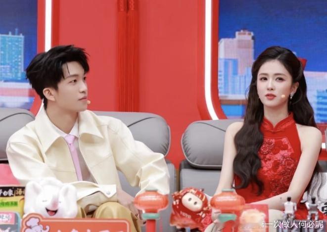白鹿在车上突然给黄子弘凡出题：能不能用杨迪的声线说话？黄子弘凡张口就来，闭上眼睛