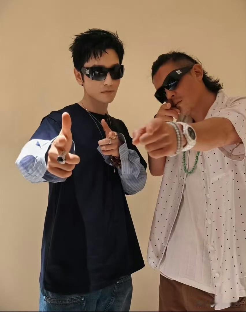 陈冠希和黄晓明合影


45岁的陈冠希与48岁的黄晓明在上海Mojofest潮玩