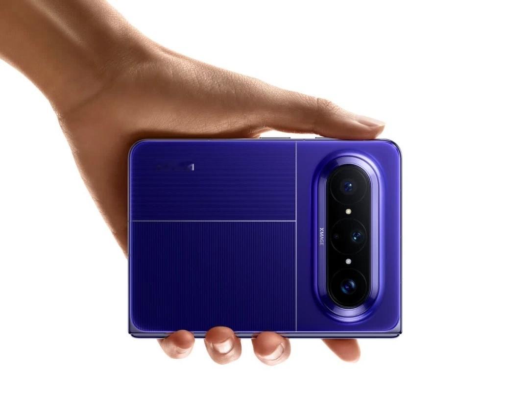 华为PuraXMax卖爆了来北京车展的路上路过了一家华为门店，一堆人在排队等着领